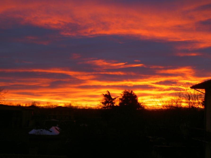 Momo (NO). Tramonto suggestivo con sfumature rosse, grigie arancioni e nere. Fotografia di Luciano Amaranto (2008) 