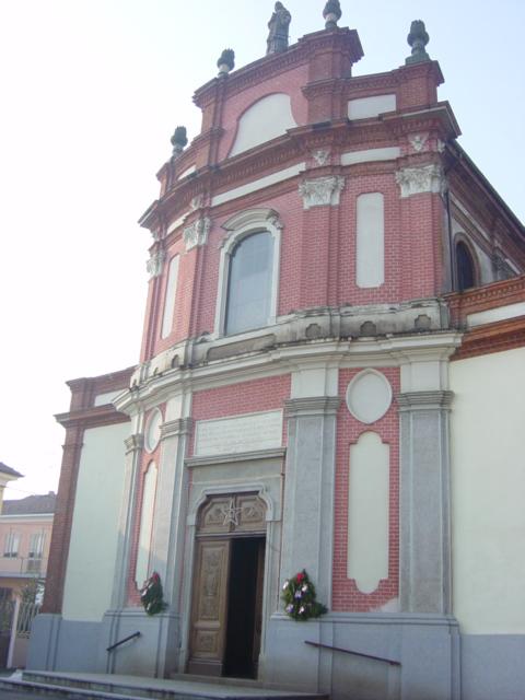 Gamalero (AL). La facciata barocca della Chiesa di San Lorenzo con il portale di ingresso aperto 