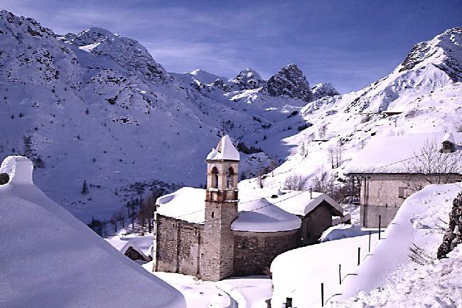 Castelmagno (CN). Panorama innevato della frazione Chiappi. Fotografia di Ezio Donadio 