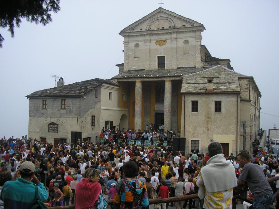 Castelmagno (CN). La facciata del Santuario di San Magno fotografata in occasione del concerto occitano di ferragosto. Fotografia di Aldo Novelli (2012) 