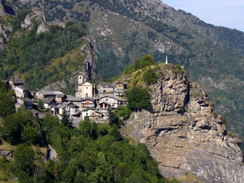 Castelmagno (CN). Vista panoramica dei monti verdeggianti alle spalle della Frazione Colletto arroccata su un costone di montagna. Fotografia di Ezio Donadio 