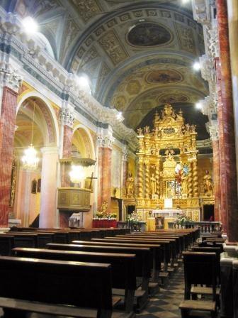 Bricherasio (TO). Interni barocchi della chiesa parrocchiale di Santa Maria Assunta. Al fondo l'Altare Maggiore. 