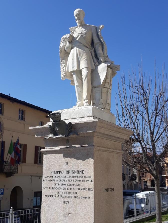 Bricherasio (TO). Il monumento in marmo bianco al generale Filippo Brignone svetta sullo sfondo di un cielo blu  