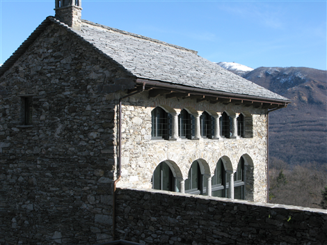 Nonio (VCO). Il fienile di Casa Caldi in pietre grezze grigie. Immagine tratta dal sito del Comune (2025) 