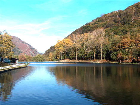 Nonio (VCO). Scorcio dei laghetti e delle pendici delle montagne. Il cielo sullo sfondo è azzurro. Immagine tratta dal sito del Comune (2025) 