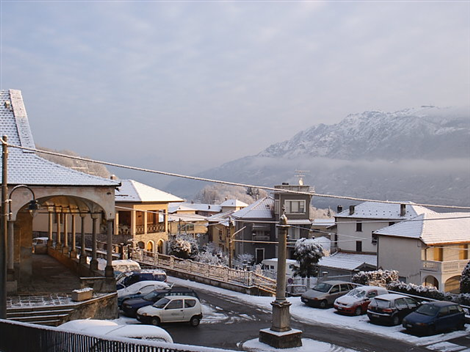 Nonio (VCO). Panorama invernale del paese imbiancato dalla neve. Sullo sfondo le montagne innevate. Immagine tratta dal sito del Comune (2025) 