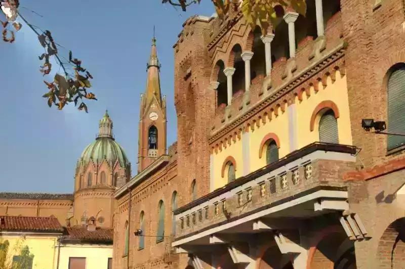 Sezzadio (AL). Scorcio del palazzo del municipio e porzione della cupola e del campanile della Chiesa di Maria Immacolata. Immagine tratta dal sito del Comune (2025) 