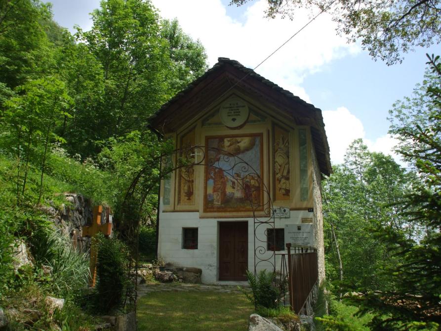 Rassa (VC). Frazione Piana. Il piccolo oratorio di San Bernardo è immerso fra gli alti alberi. La facciata è decorata con dipinti. Immagine tratta dal sito del Comune (2023) 