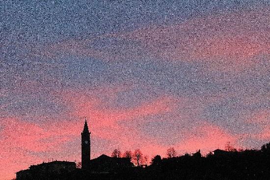 Salussola (BI). Panoramica del paese in silouette. Il cielo è rosa e azzurro 