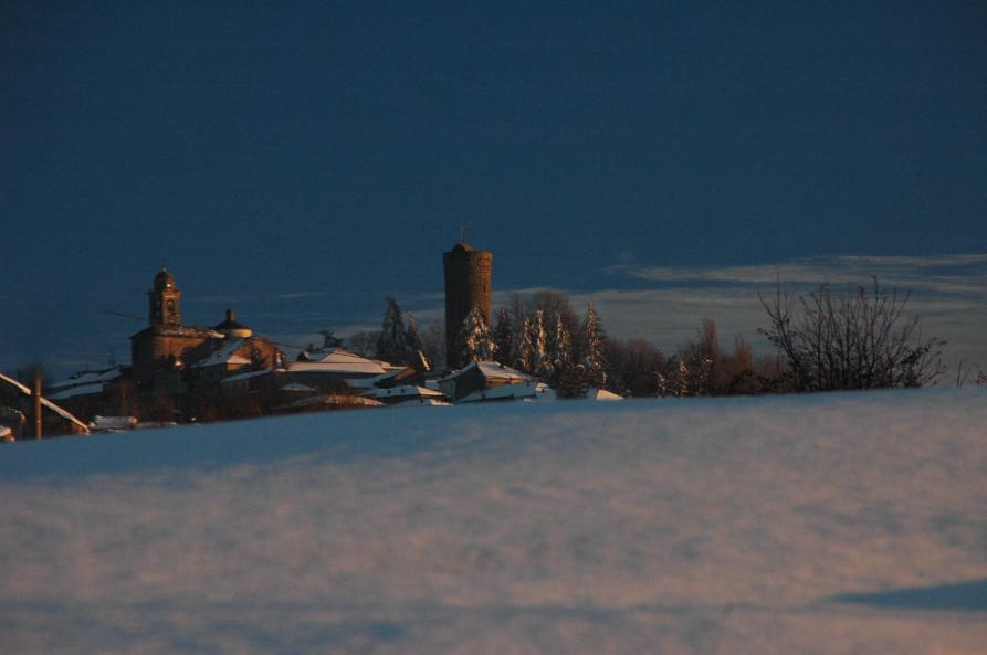 Roccaverano (AT). Panorama invernale. Il paese visto all'imbrunire. I colori predominanti sono il blu del cielo e l'azzurro della neve 