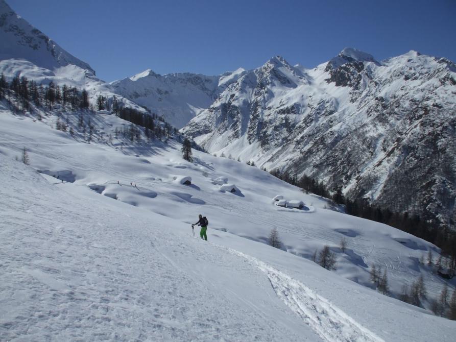 Rassa (VC). Panorama innevato dell'Alpe Sorbella. Il cielo è limpido  
