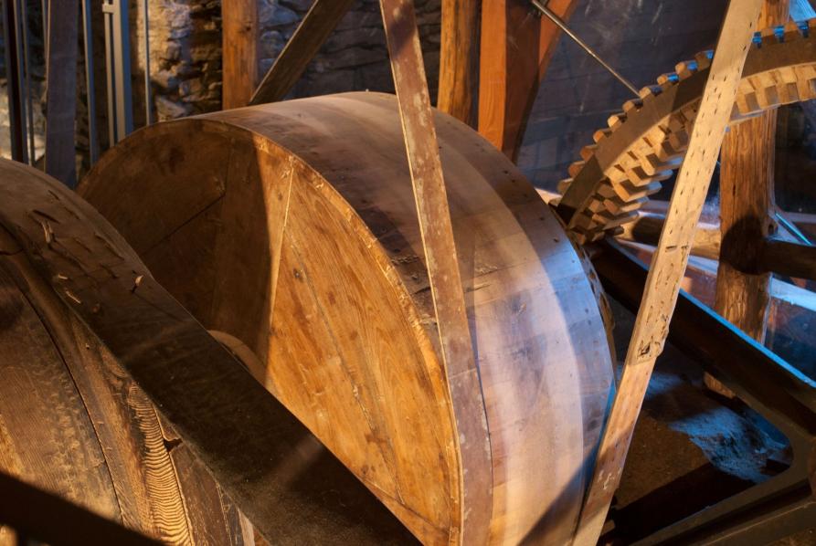 Rassa (VC). Particolari del movimento idraulico in legno della segheria idraulica, sede ecomuseale. Fotografia di Fabio Gualdi 