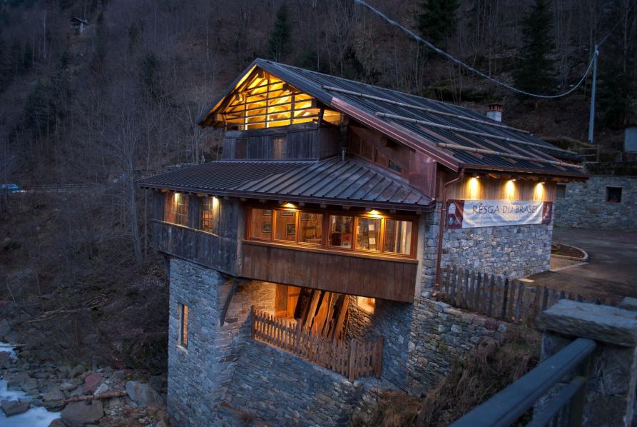 Rassa (VC). Nella poca luce serale l'antica segheria idraulica "Resga dej Brasei" è tutta illuminata . Fotografia di Fabio Gualdi 