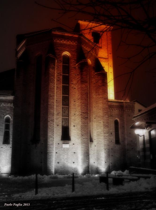 Alba (CN). E' notte. L'abside della Chiesa di San Domenico è illuminata con luci bianche e rosse. Fotografia di Paolo Paglia 