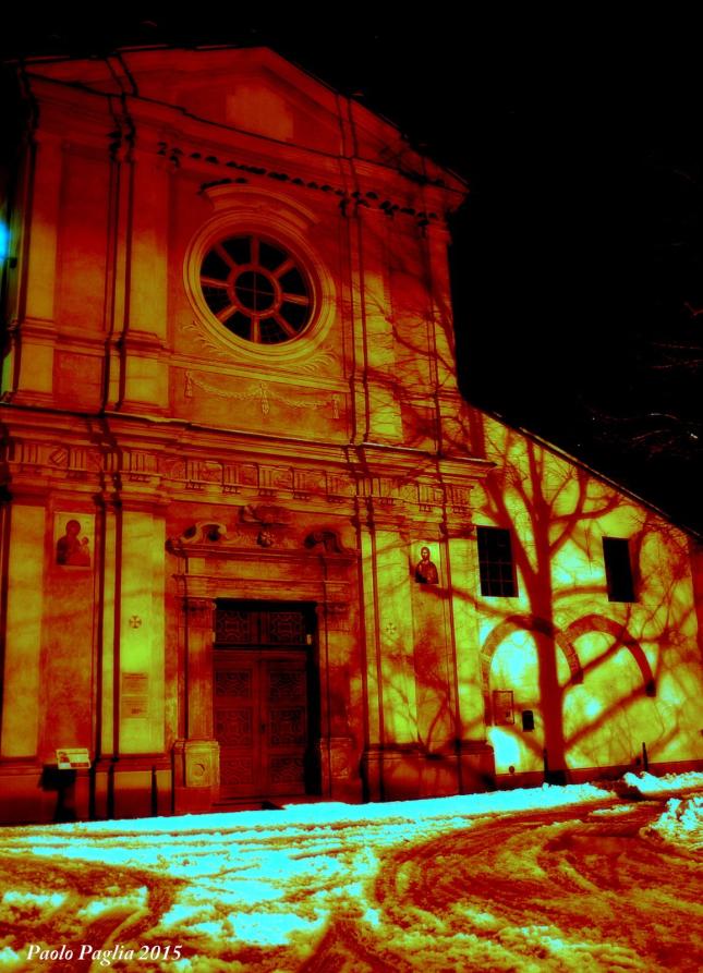 Alba (CN). E' notte. La facciata della Chiesa di Santa Caterina è illuminata da luci rossastre. Fotografia di Paolo Paglia 