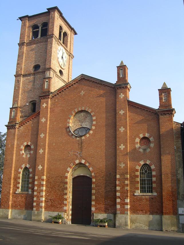Masio (AL). La facciata in mattoni rossi della Chiesa di Santa Maria e San Dalmazzo in stile gotico. Alle spalle della Chiesa spicca il campanile romanico con serie di bifore all'ultimo piano 