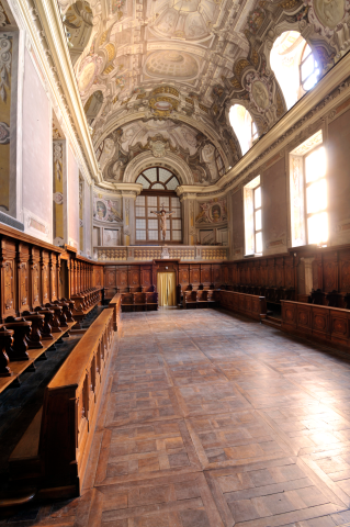 Alba (CN). Il coro ligneo della Chiesa della Maddalena e gli affreschi sulla volta. Fotografia tratta dal sito del Comune (2024) 