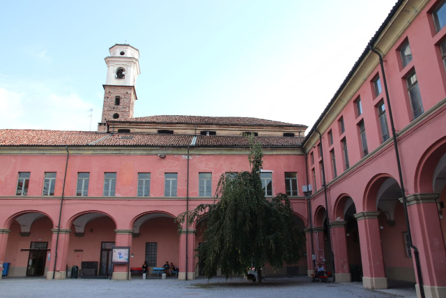 Alba (CN). Il cortile della Chiesa della Maddalena. Il porticato e gli edifici sono dipinti di rosa. Fotografia tratta dal sito del Comune (2024) 