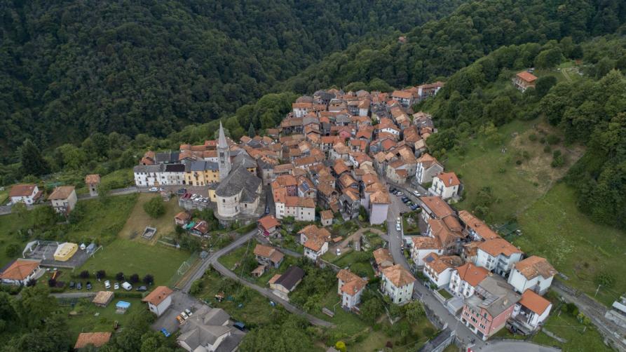 Arola (VCO). Il paese visto dall'alto immerso fra montagne e alberi. Immagine tratta dal sito del Comune 