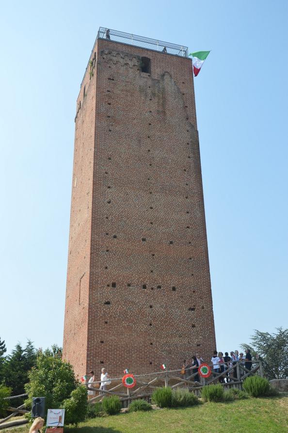 Masio (AL). La torre medievale di sette piani in mattoni a vista è a base quadrata. Il cielo è limpido 