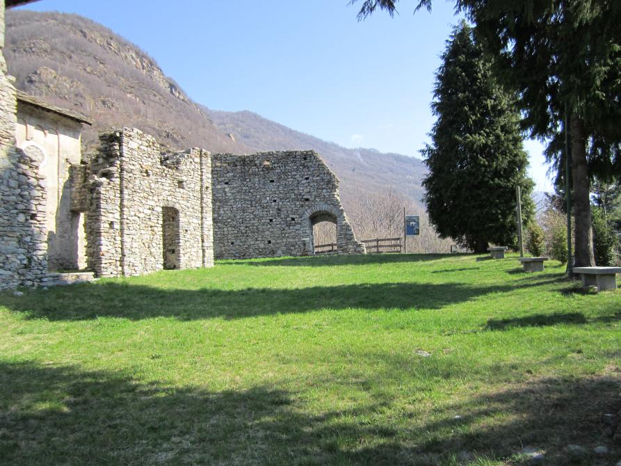 Sparone (TO). Mura della Rocca di re Arduino accanto alla Chiesa di Santa Croce. Archivio fotografico TESA 