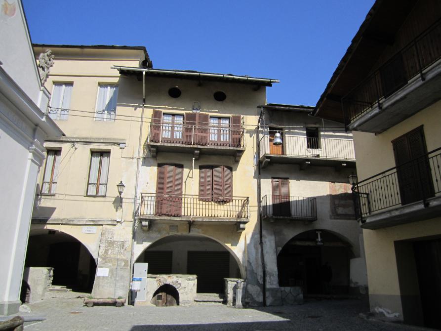 Sparone (TO). Scorcio del paese con i portici e le case a due piani. Archivio fotografico TESA  
