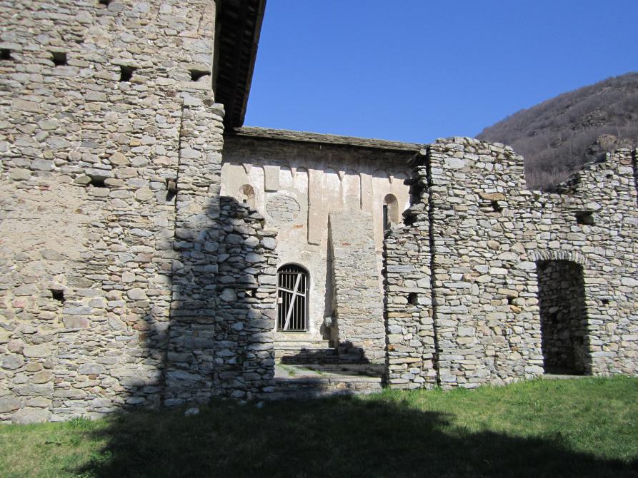 Sparone (TO). Particolare delle mura fortificate della Chiesa di Santa Croce. Archivio fotografico TESA 