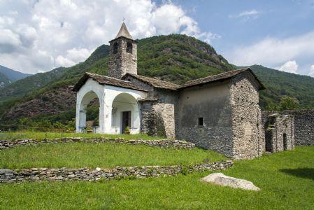 Sparone (TO). La Chiesa fortificata di Santa Croce è immersa nel verde. Il cielo è nuvoloso. Immagine tratta dal sito del Comune (2026) 