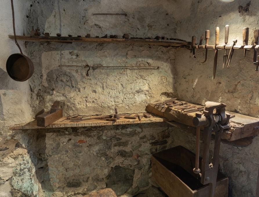 Sparone (TO). La fucina dei mestoli. Interno di antico laboratorio con gli strumenti del mestiere. Immagine tratta dal sito del Comune (2026) 