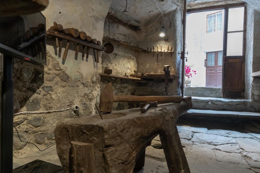 Sparone (TO). La fucina dei mestoli. Interno di antico laboratorio con gli strumenti del mestiere. Immagine tratta dal sito del Comune (2026) 