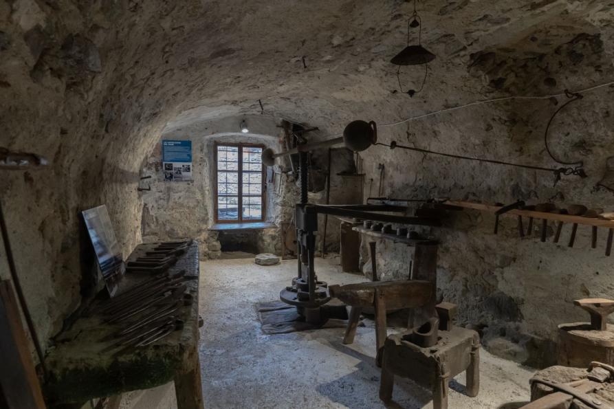 Sparone (TO). La fucina dei mestoli. Interno di antico laboratorio con gli strumenti del mestiere. Immagine tratta dal sito del Comune (2026) 