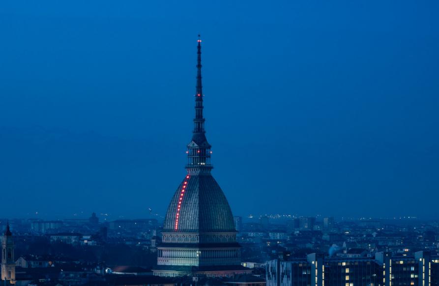 Esterno di notte della Mole Antonelliana  