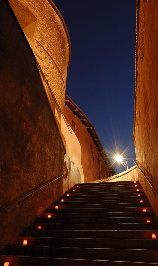 Saluzzo (CN). Scorcio notturno dell'entrata de La Castiglia. La scalinata è illuminata da lumini lungo ogni gradino 