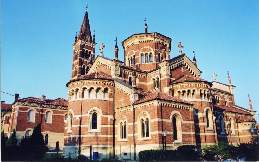 Vigliano Biellese (BI). Il complesso della Chiesa di S. Giuseppe in stile neoromanico abbellita da mattoni a vista e decori bianchi 