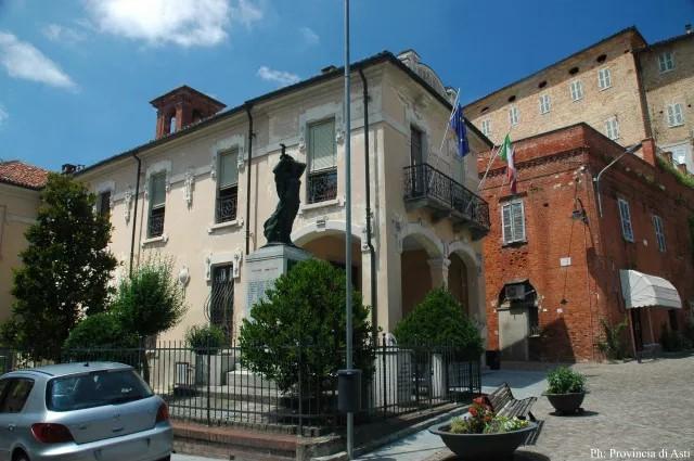 Scurzolengo (AT). L'edificio è in stile Art Déco. Il Municipio è a due piani, dipinto color crema e decorato in bianco 