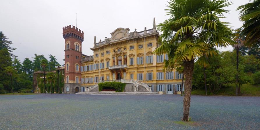 Vigliano Biellese (BI). Villa storica "La Malpenga". A sinistra una torre in mattoni a vista affianca il corpo centrale ottocentesco della villa, tinteggiata color crema 