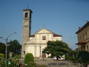 Nebbiuno (NO). La Chiesa di San Giorgio in stile barocco e il campanile in pietra grigia  