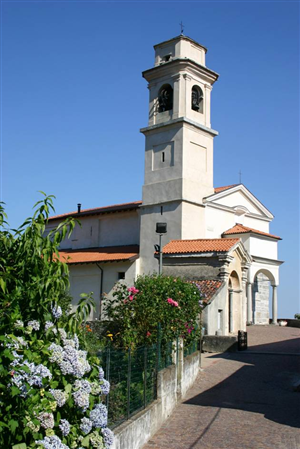 Nebbiuno (NO). La strada in salita conduce alla Chiesa di San Leonardo in Frazione Tapigliano. Il cielo è blu 