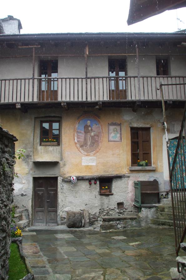 Premosello-Chiovenda (VCO). Vecchio casolare atre piani con affresco devozionale 