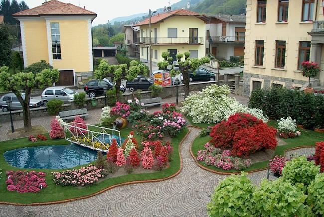 Nebbiuno (NO). Giardino fiorito con laghetto artificiale fra le case del paese 