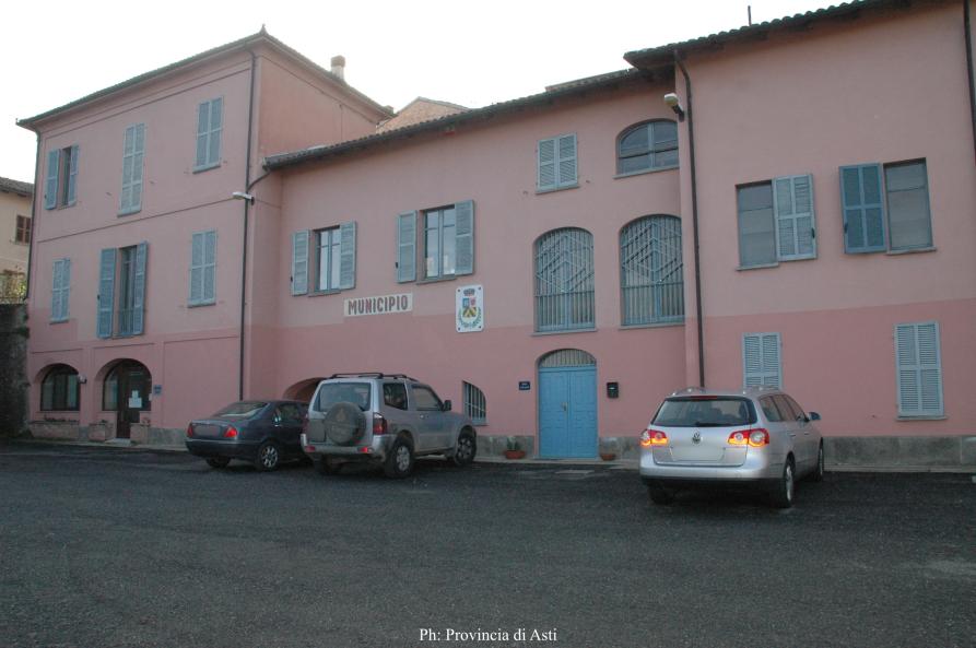 Bruno (AT). Il complesso del municipio dipinto di rosa. Immagine tratta dal sito del Comune 
