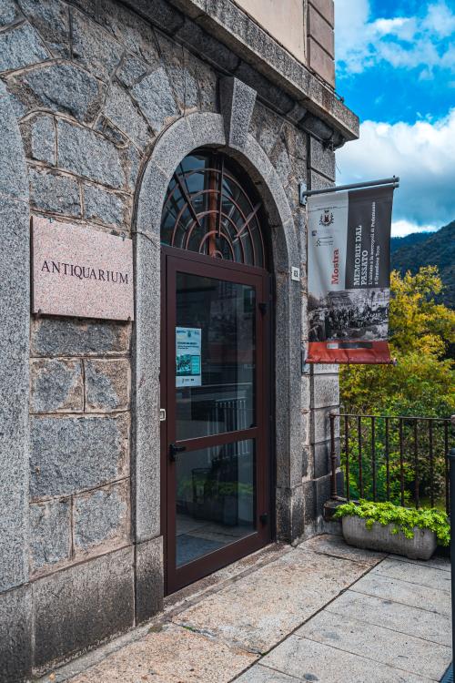 Gravellona Toce (VCO). Portone di ingresso dell Museo Antiquarium. 