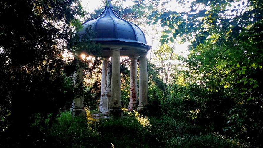 Boves (CN). Collina di Mirabello. Fra la vegetazione emerge il tempietto del giardino iniziatico voluto dal Senatore Borelli. Immagine di Giorgio Vannuccini 
