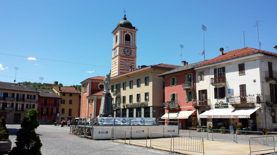 Boves (CN). Piazza Italia e gli edifici colorati che la circondano. Al centro un monumento. Fotografia di Giorgio Vannucini 