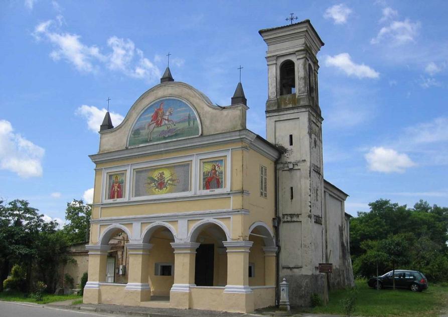 Caresana (VC). La chiesa di San Giorgio e il suo campanile. Le tre arcate all'entrata della chiesa sono sovrastate da affreschi colorati. Il cielo azzurro è solcato da piccoli ciuffi di nuvole bianche. Fotografia di Claudio Tambornino (2008) 