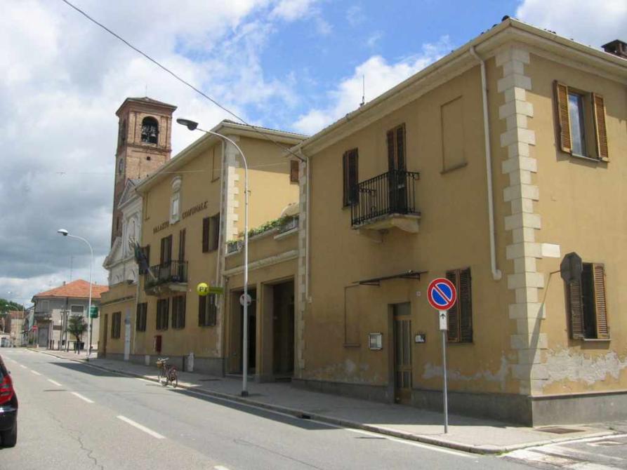 Caresana (VC). Lungo lo stradone si erige a destra l'edificio color crema a due piani del municipio. Fotografia di Claudio Tambornino (2008) 