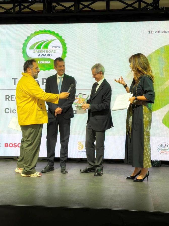 La consegna del premio all'assessore Gabusi 1 