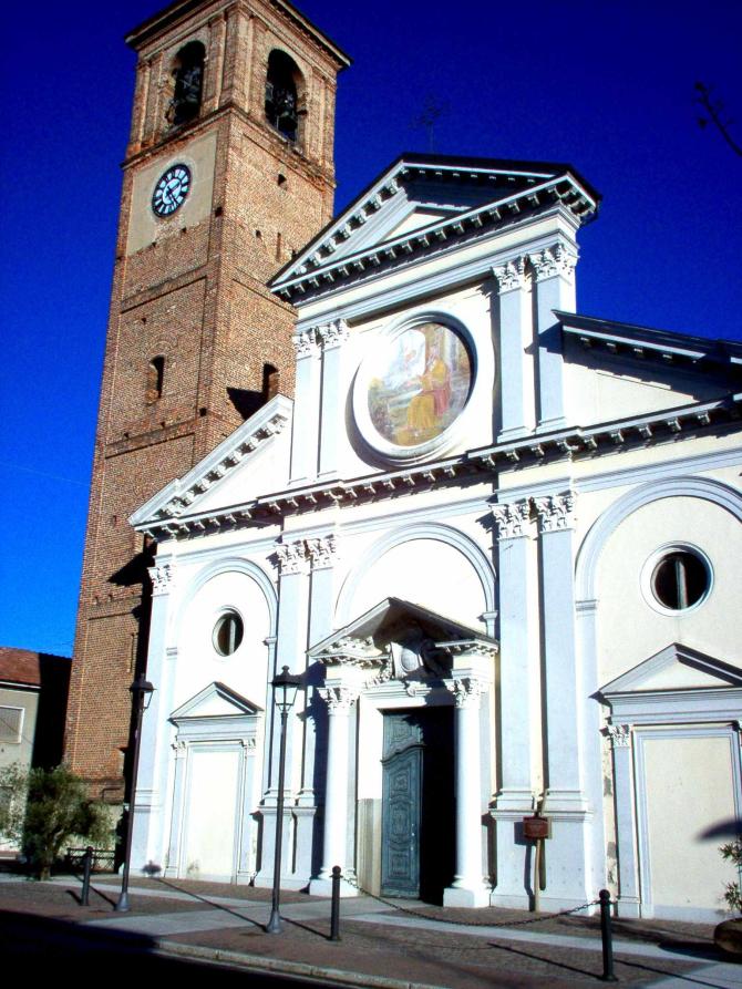 Caresana (VC). Il bianco parrocchiale di San Matteo in stile Barocco con rosone affrescato e la torre campanaria in mattoni a nudo. Fotografia di Claudio Tambornino (2008) 