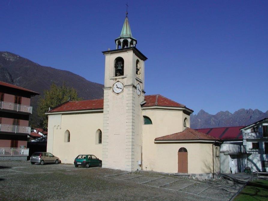 Gravellona Toce (VCO). Chiesetta di Santa Maria al bosco. Spicca il campanile con orologio e torretta laminata in rame. La chiesa dipinta color crema risalta rispetto al cielo blu 
