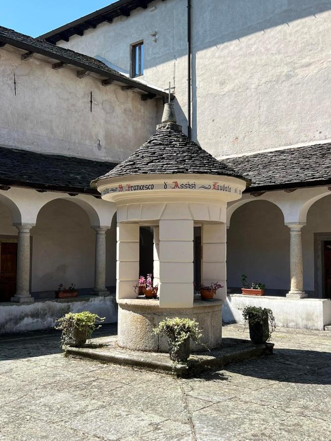 Ameno (NO). Il chiostro del Convento del Monte Mesma ha al suo centro un pozzo coperto. Fotografia di Mauriliano Castiglioni (2026)  